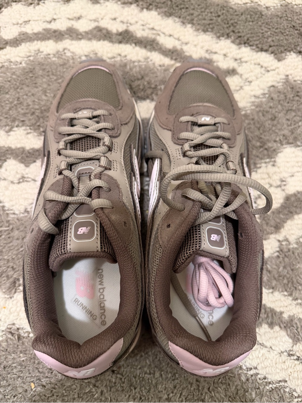 New Balance 204L Sneakers in Women’s 9.5/Men’s 8